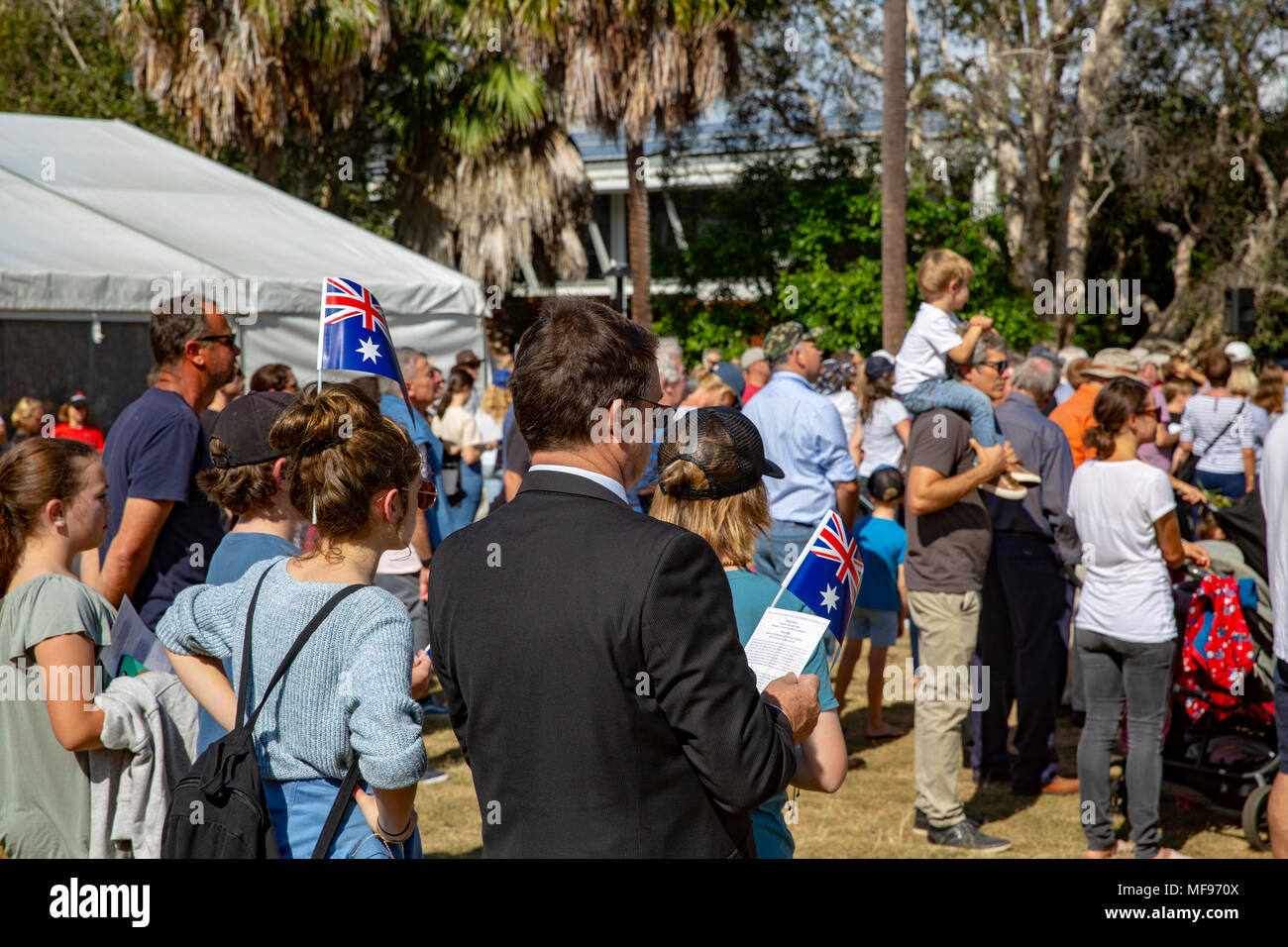 Sydney, Australie. Mercredi 25 avril 2018, Sydney, Australie. Mars et le service de l'ANZAC day à Avalon Beach pour se souvenir de ceux qui ont péri de l'Australian and New Zealand forces de défense dans les conflits du passé. Crédit : martin berry/Alamy Live News Banque D'Images