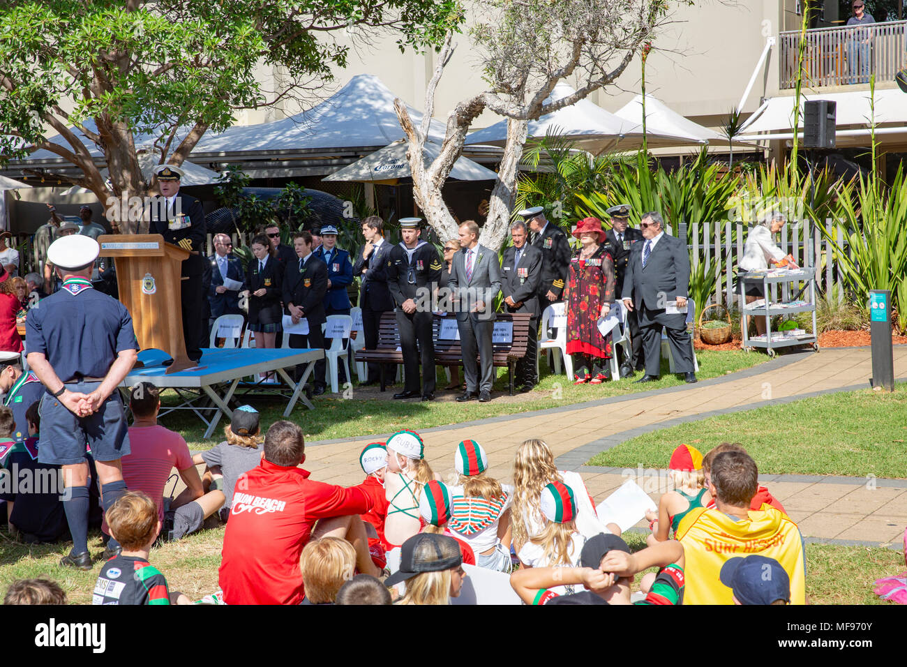 Sydney, Australie. Mercredi 25 avril 2018, Sydney, Australie. Mars et le service de l'ANZAC day à Avalon Beach pour se souvenir de ceux qui ont péri de l'Australian and New Zealand forces de défense dans les conflits du passé. Crédit : martin berry/Alamy Live News Banque D'Images