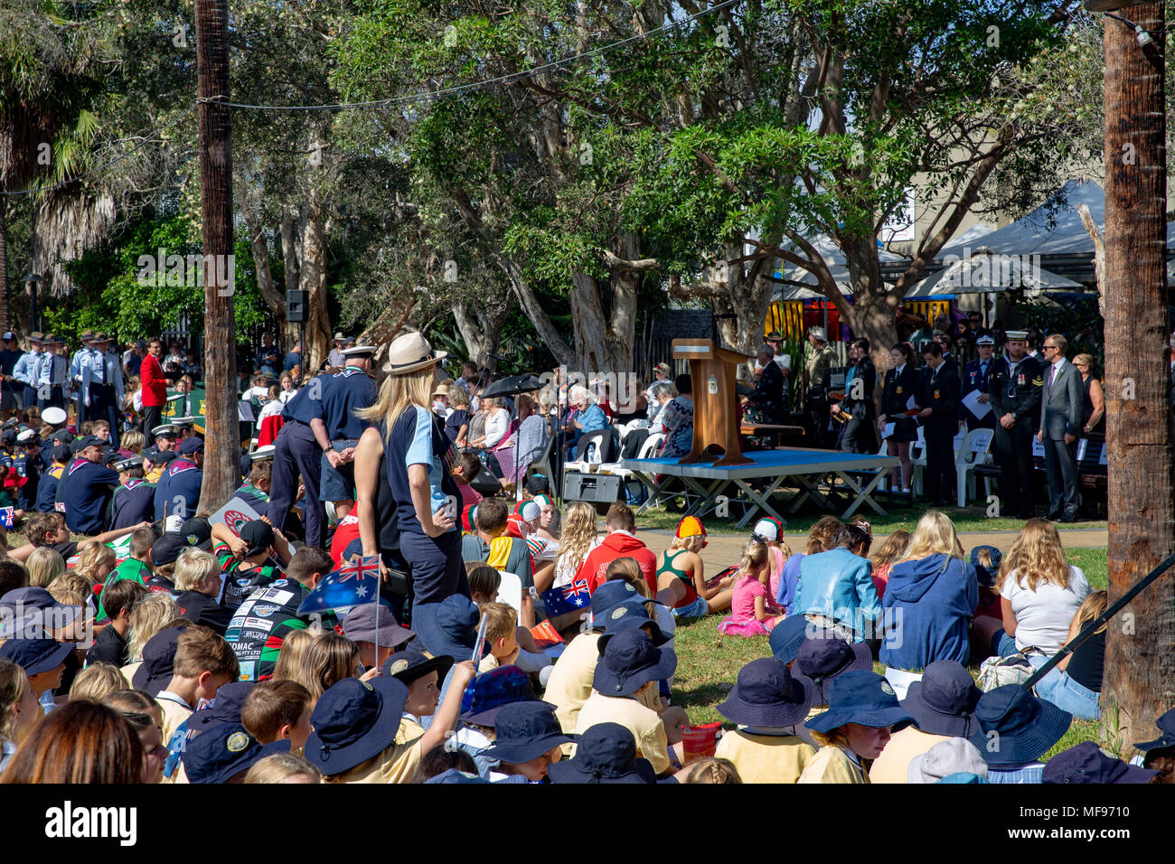 Sydney, Australie. Mercredi 25 avril 2018, Sydney, Australie. Mars et le service de l'ANZAC day à Avalon Beach pour se souvenir de ceux qui ont péri de l'Australian and New Zealand forces de défense dans les conflits du passé. Crédit : martin berry/Alamy Live News Banque D'Images