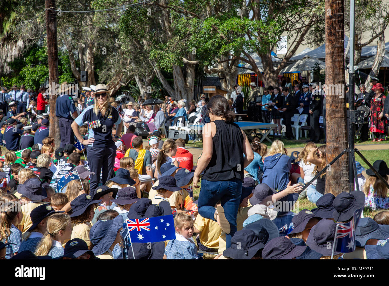 Sydney, Australie. Mercredi 25 avril 2018, Sydney, Australie. Mars et le service de l'ANZAC day à Avalon Beach pour se souvenir de ceux qui ont péri de l'Australian and New Zealand forces de défense dans les conflits du passé. Crédit : martin berry/Alamy Live News Banque D'Images