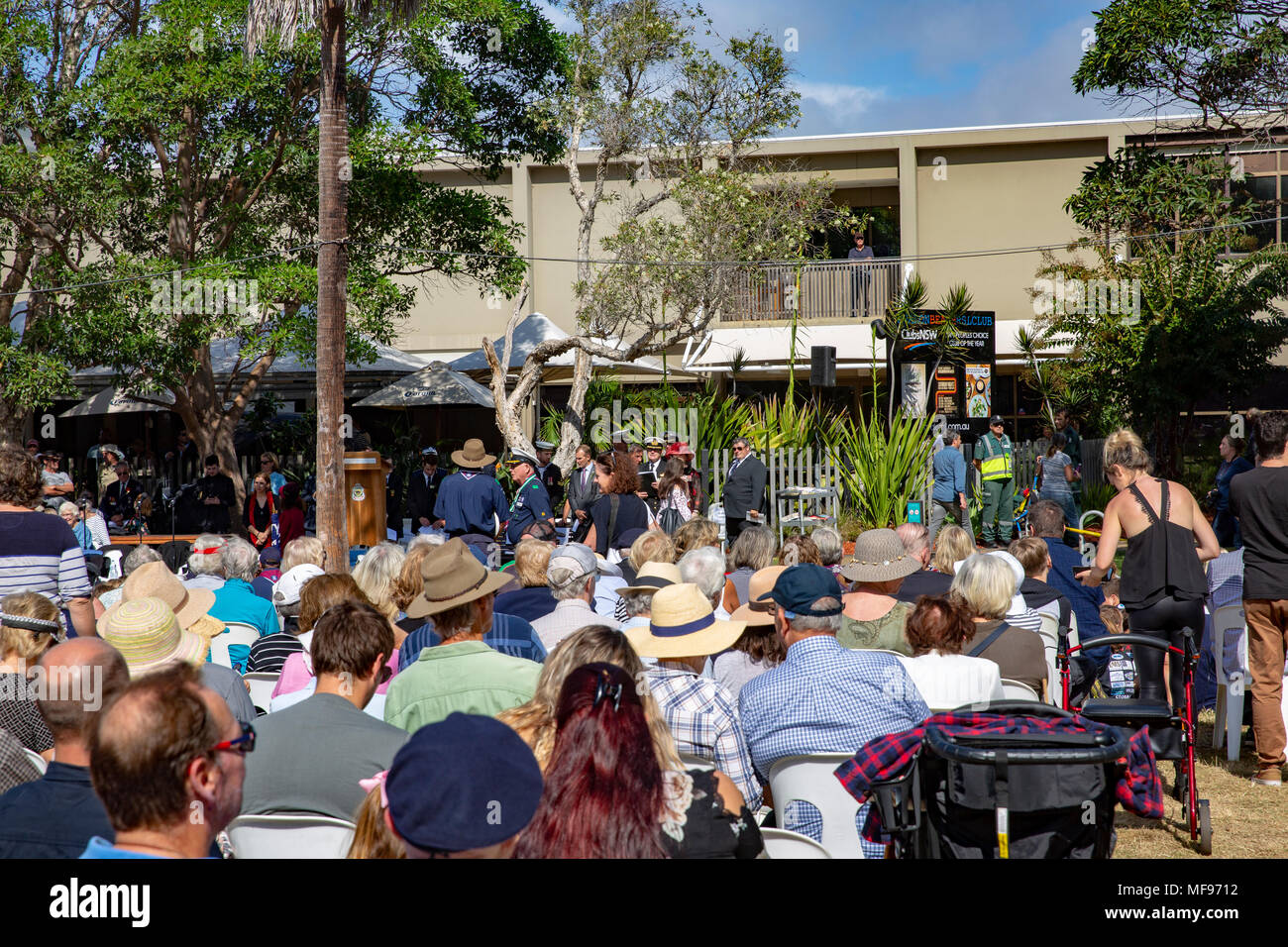 Sydney, Australie. Mercredi 25 avril 2018, Sydney, Australie. Mars et le service de l'ANZAC day à Avalon Beach pour se souvenir de ceux qui ont péri de l'Australian and New Zealand forces de défense dans les conflits du passé. Crédit : martin berry/Alamy Live News Banque D'Images