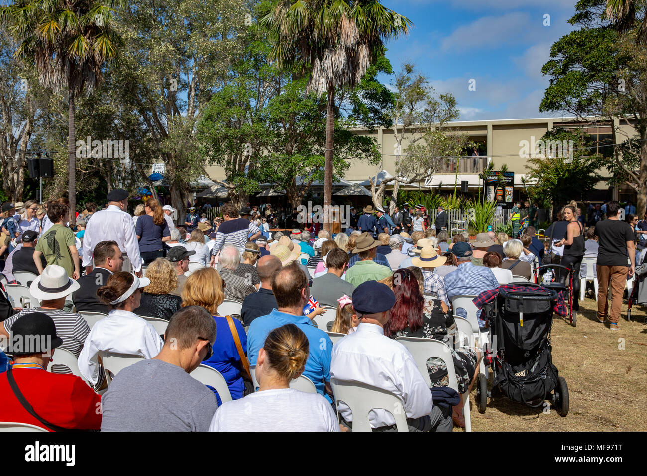 Sydney, Australie. Mercredi 25 avril 2018, Sydney, Australie. Mars et le service de l'ANZAC day à Avalon Beach pour se souvenir de ceux qui ont péri de l'Australian and New Zealand forces de défense dans les conflits du passé. Crédit : martin berry/Alamy Live News Banque D'Images