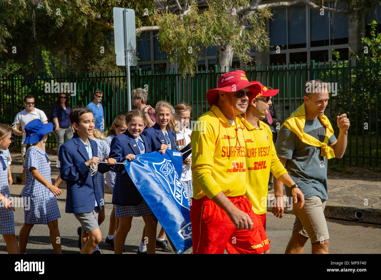Sydney, Australie. Mercredi 25 avril 2018, Sydney, Australie. Mars et le service de l'ANZAC day à Avalon Beach pour se souvenir de ceux qui ont péri de l'Australian and New Zealand forces de défense dans les conflits du passé. Crédit : martin berry/Alamy Live News Banque D'Images