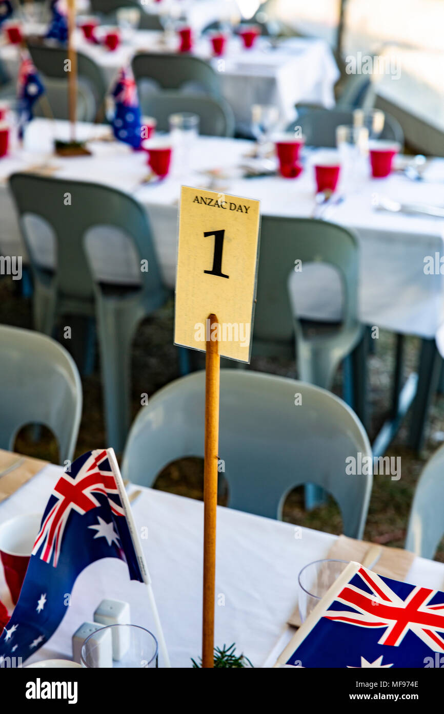 Sydney, Australie. Mercredi 25 avril 2018, Sydney, Australie. Mars et le service de l'ANZAC day à Avalon Beach pour se souvenir de ceux qui ont péri de l'Australian and New Zealand forces de défense dans les conflits du passé. Crédit : martin berry/Alamy Live News Banque D'Images