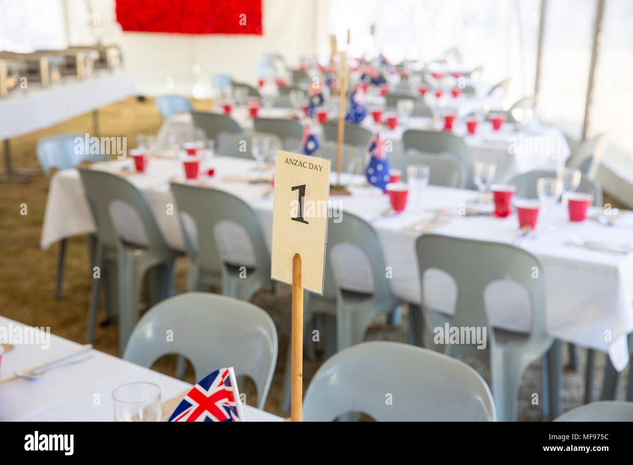 Sydney, Australie. Mercredi 25 avril 2018, Sydney, Australie. Mars et le service de l'ANZAC day à Avalon Beach pour se souvenir de ceux qui ont péri de l'Australian and New Zealand forces de défense dans les conflits du passé. Crédit : martin berry/Alamy Live News Banque D'Images