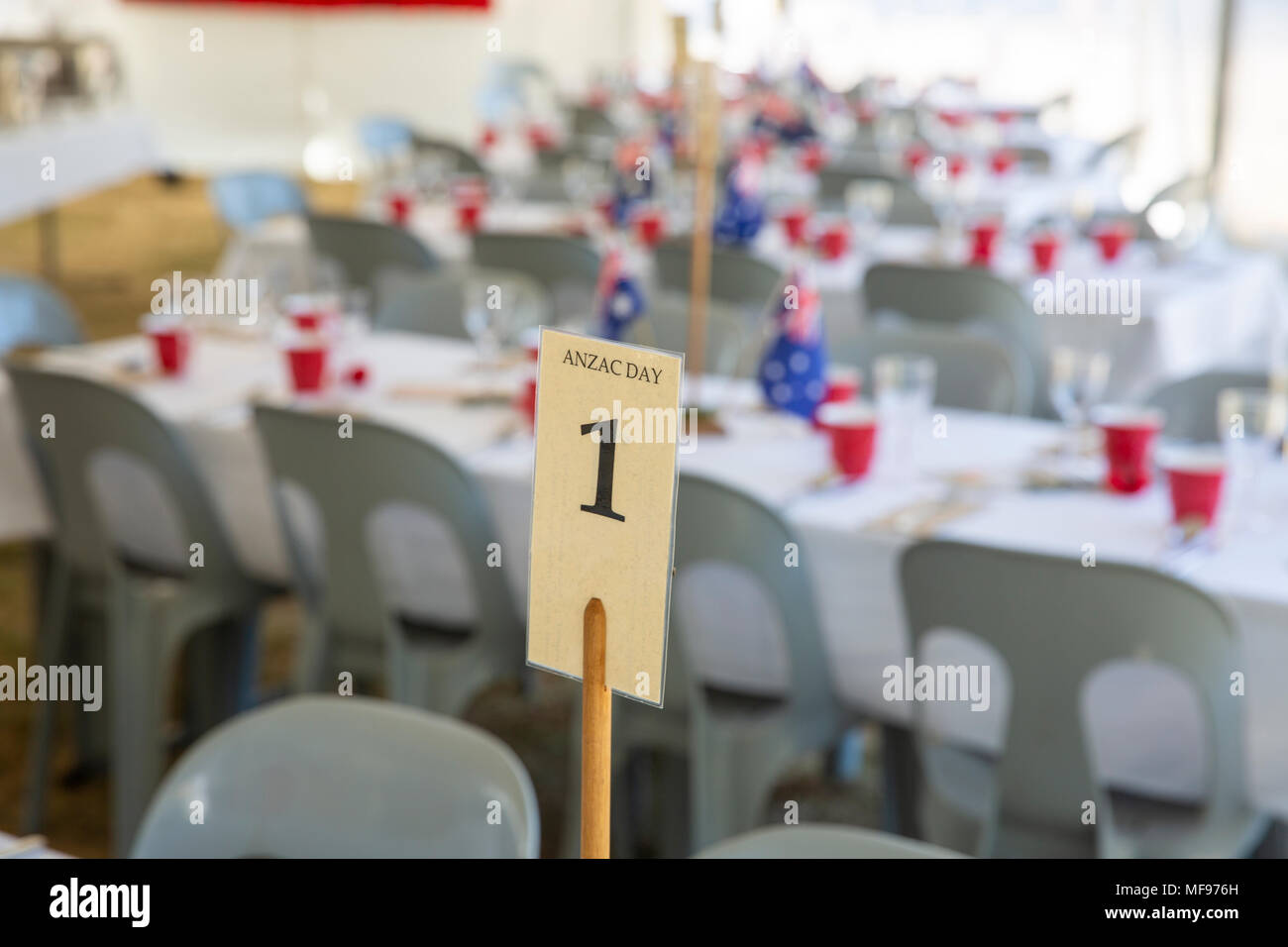 Sydney, Australie. Mercredi 25 avril 2018, Sydney, Australie. Mars et le service de l'ANZAC day à Avalon Beach pour se souvenir de ceux qui ont péri de l'Australian and New Zealand forces de défense dans les conflits du passé. Crédit : martin berry/Alamy Live News Banque D'Images