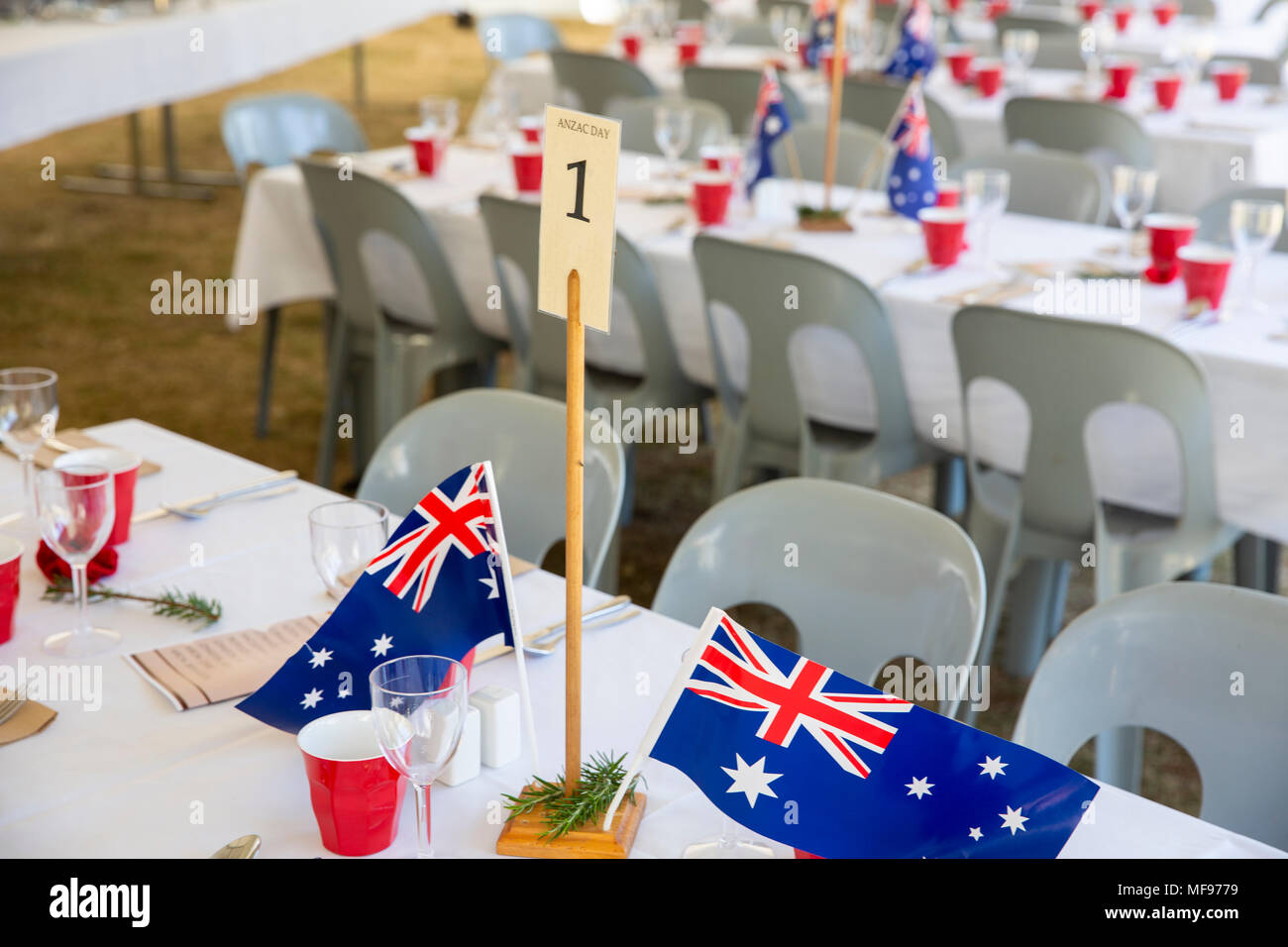 Sydney, Australie. Mercredi 25 avril 2018, Sydney, Australie. Mars et le service de l'ANZAC day à Avalon Beach pour se souvenir de ceux qui ont péri de l'Australian and New Zealand forces de défense dans les conflits du passé. Crédit : martin berry/Alamy Live News Banque D'Images