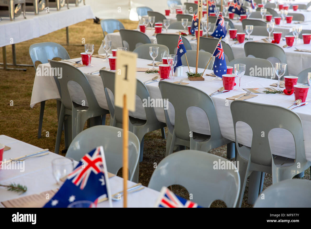 Sydney, Australie. Mercredi 25 avril 2018, Sydney, Australie. Mars et le service de l'ANZAC day à Avalon Beach pour se souvenir de ceux qui ont péri de l'Australian and New Zealand forces de défense dans les conflits du passé. Crédit : martin berry/Alamy Live News Banque D'Images