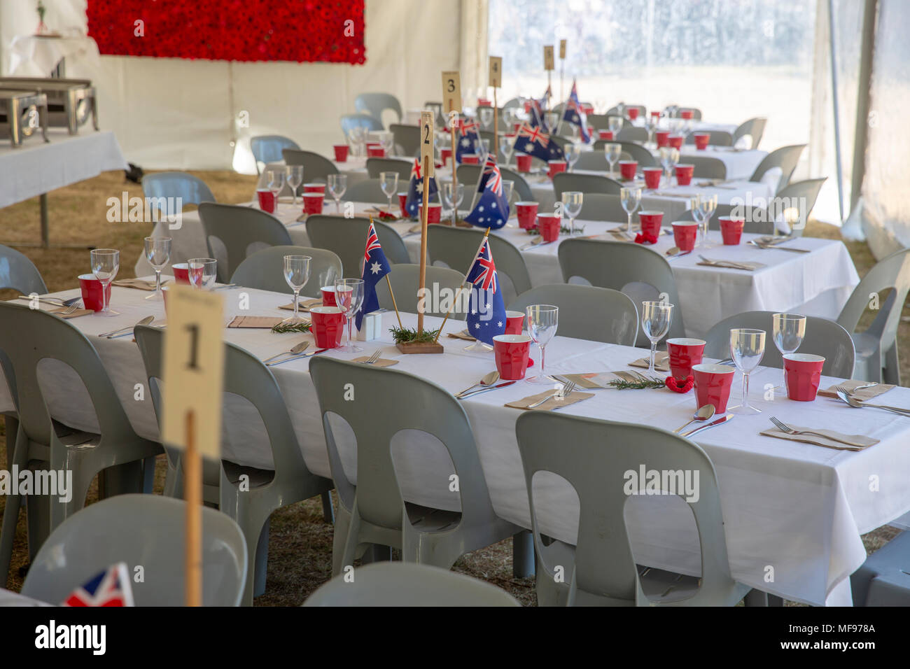 Sydney, Australie. Mercredi 25 avril 2018, Sydney, Australie. Mars et le service de l'ANZAC day à Avalon Beach pour se souvenir de ceux qui ont péri de l'Australian and New Zealand forces de défense dans les conflits du passé. Crédit : martin berry/Alamy Live News Banque D'Images