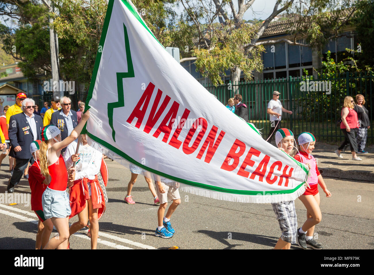 Sydney, Australie. Mercredi 25 avril 2018, Sydney, Australie. Mars et le service de l'ANZAC day à Avalon Beach pour se souvenir de ceux qui ont péri de l'Australian and New Zealand forces de défense dans les conflits du passé. Crédit : martin berry/Alamy Live News Banque D'Images