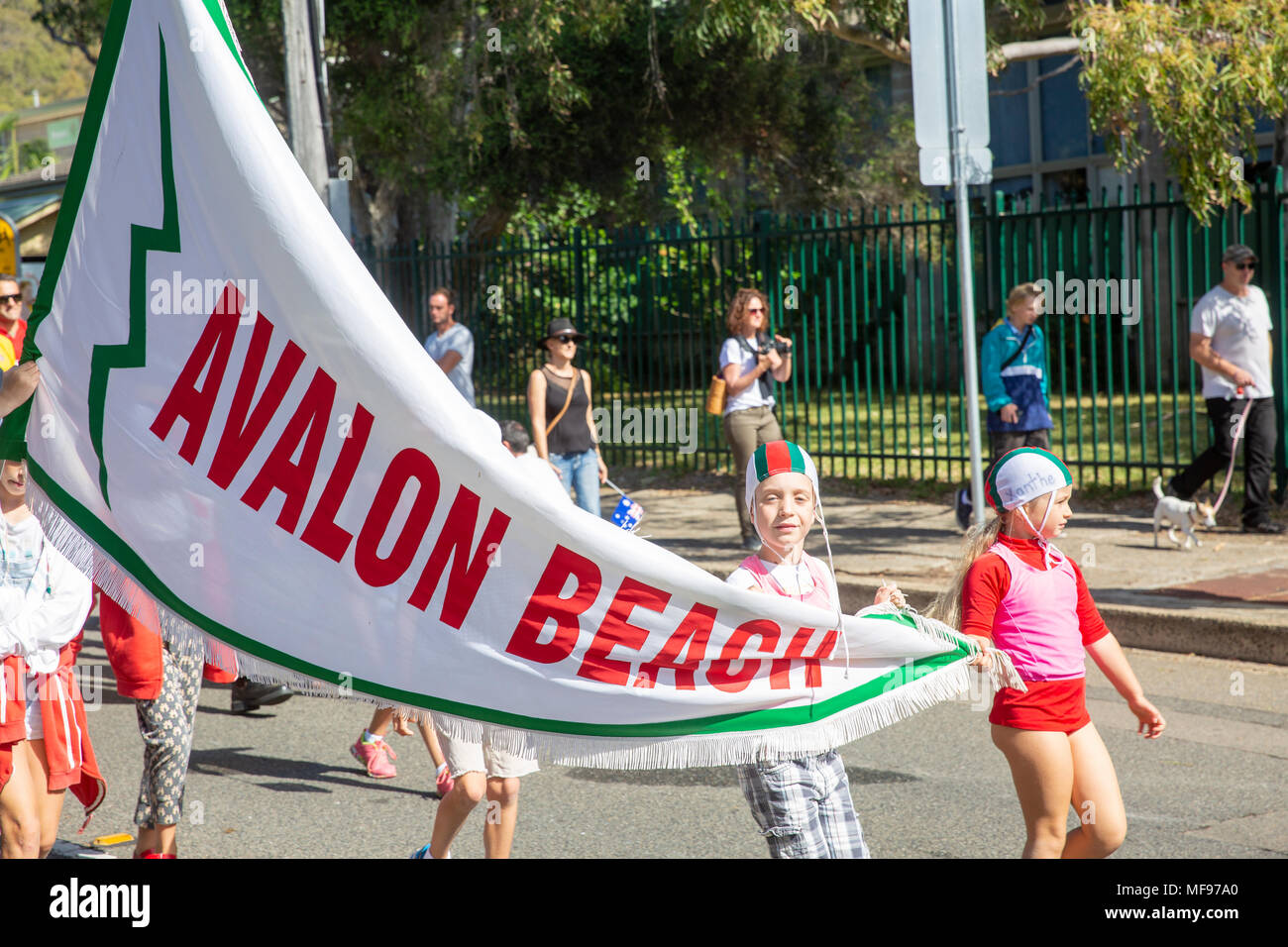 Sydney, Australie. Mercredi 25 avril 2018, Sydney, Australie. Mars et le service de l'ANZAC day à Avalon Beach pour se souvenir de ceux qui ont péri de l'Australian and New Zealand forces de défense dans les conflits du passé. Crédit : martin berry/Alamy Live News Banque D'Images