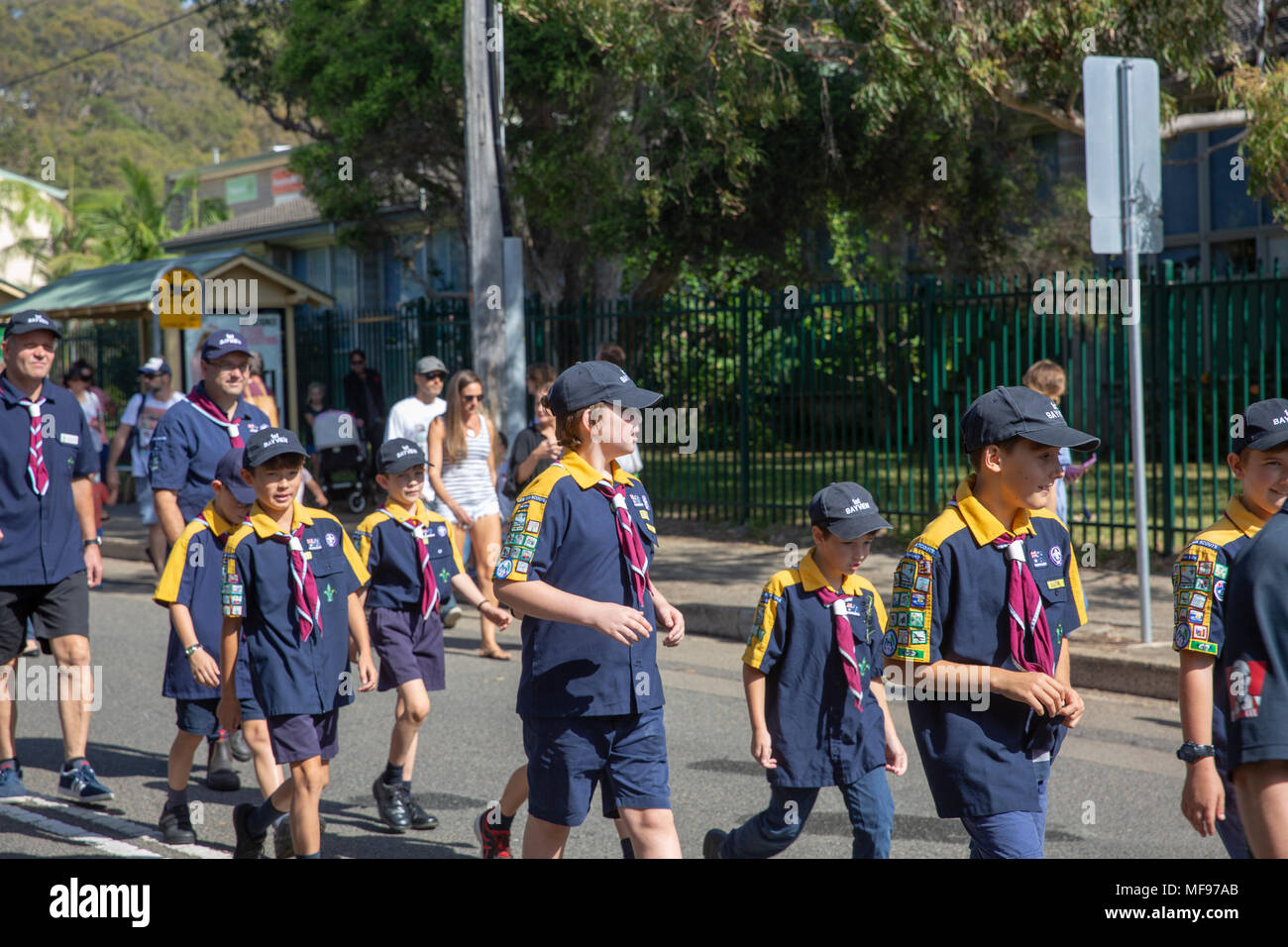 Sydney, Australie. Mercredi 25 avril 2018, Sydney, Australie. Mars et le service de l'ANZAC day à Avalon Beach pour se souvenir de ceux qui ont péri de l'Australian and New Zealand forces de défense dans les conflits du passé. Crédit : martin berry/Alamy Live News Banque D'Images