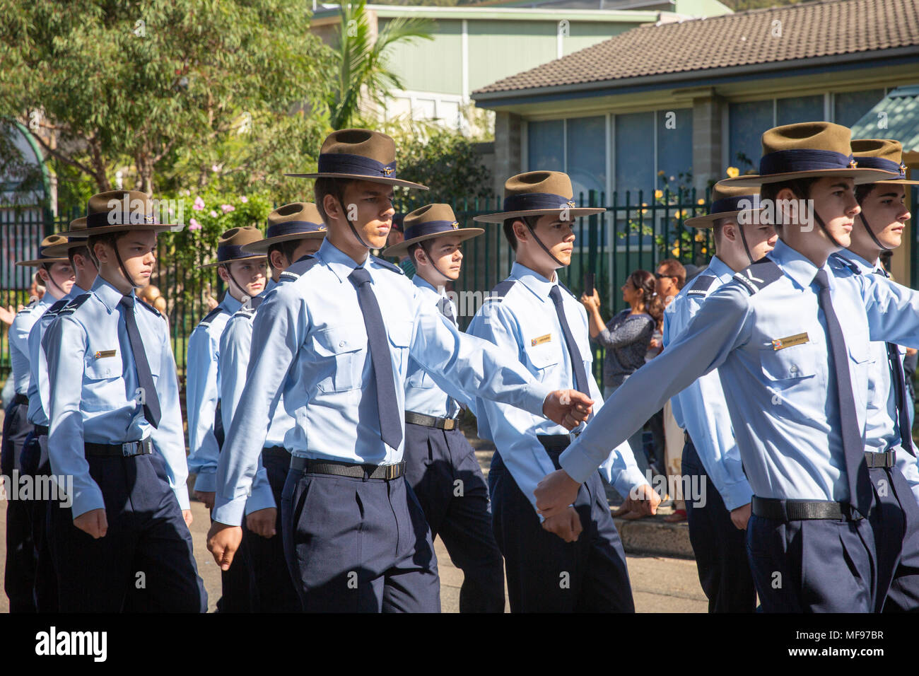 Sydney, Australie. Mercredi 25 avril 2018, Sydney, Australie. Mars et le service de l'ANZAC day à Avalon Beach pour se souvenir de ceux qui ont péri de l'Australian and New Zealand forces de défense dans les conflits du passé. Crédit : martin berry/Alamy Live News Banque D'Images