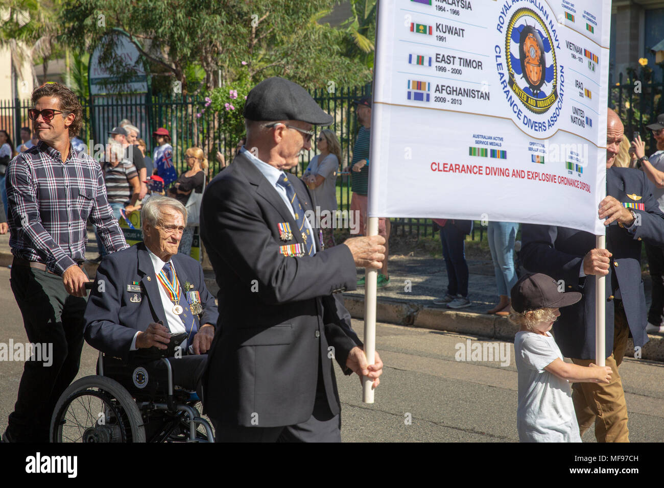 Sydney, Australie. Mercredi 25 avril 2018, Sydney, Australie. Mars et le service de l'ANZAC day à Avalon Beach pour se souvenir de ceux qui ont péri de l'Australian and New Zealand forces de défense dans les conflits du passé. Crédit : martin berry/Alamy Live News Banque D'Images