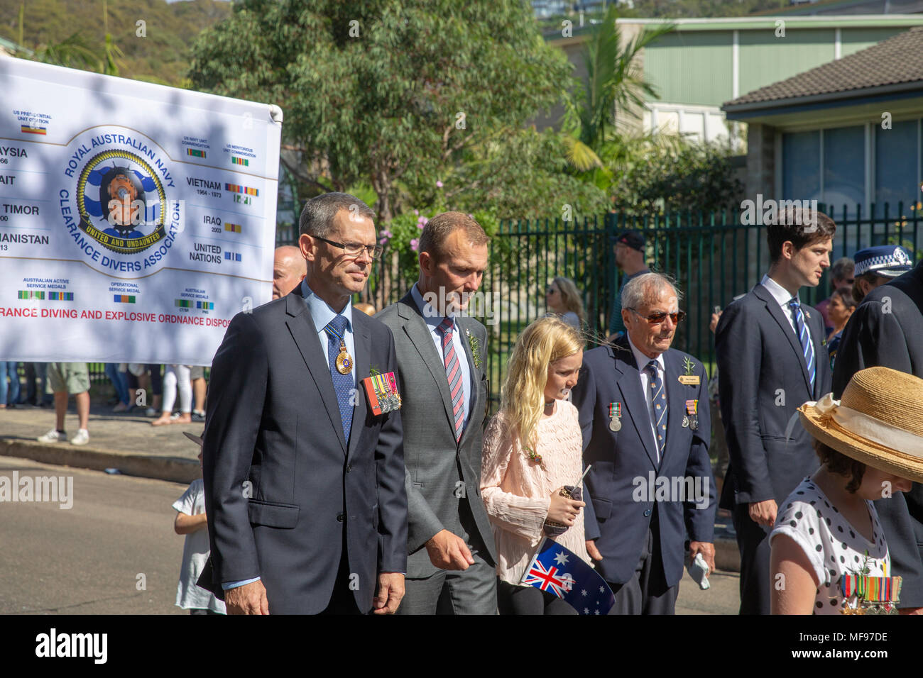 Sydney, Australie. Mercredi 25th avril 2018, Sydney, Australie. ANZAC Day march et service à Avalon Beach pour rappeler ceux qui ont péri des forces de défense australiennes et néo-zélandaises dans les conflits passés. Député local de Pittwater et ministre libéral du gouvernement de Nouvelle-Galles du Sud M. Rob Stokes se joint au crédit de mars : martin berry/Alamy Live News Banque D'Images