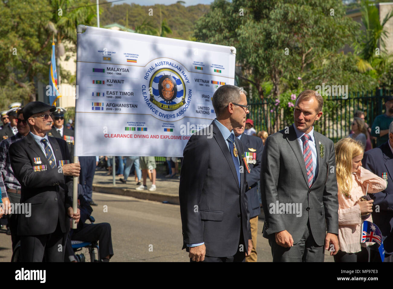 Sydney, Australie. Mercredi 25th avril 2018, Sydney, Australie. ANZAC Day march et service à Avalon Beach pour rappeler ceux qui ont péri des forces de défense australiennes et néo-zélandaises dans les conflits passés. Député local de Pittwater et ministre libéral du gouvernement de Nouvelle-Galles du Sud M. Rob Stokes se joint au crédit de mars : martin berry/Alamy Live News Banque D'Images