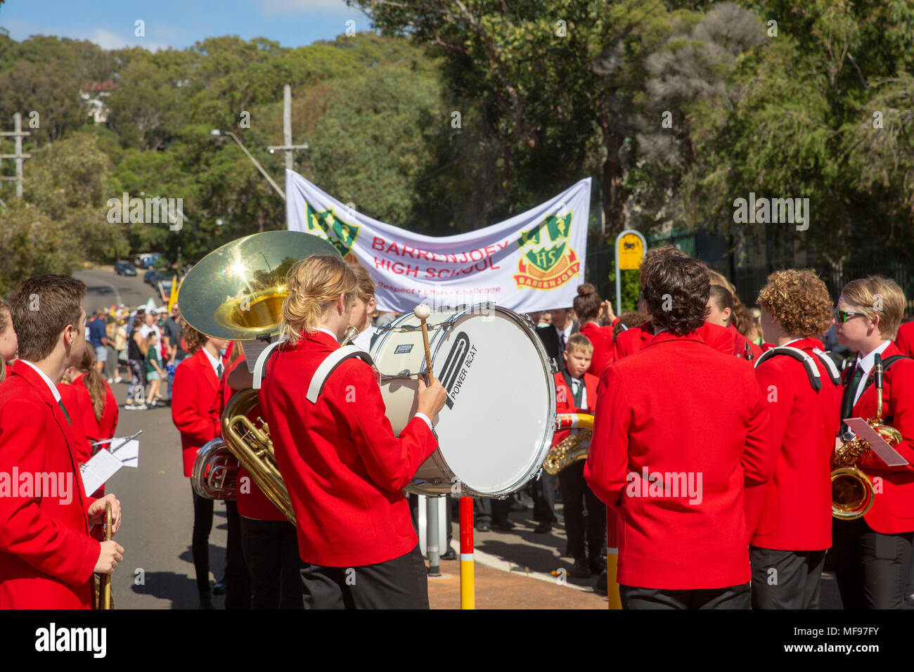 Sydney, Australie. Mercredi 25 avril 2018, Sydney, Australie. Mars et le service de l'ANZAC day à Avalon Beach pour se souvenir de ceux qui ont péri de l'Australian and New Zealand forces de défense dans les conflits du passé. Crédit : martin berry/Alamy Live News Banque D'Images