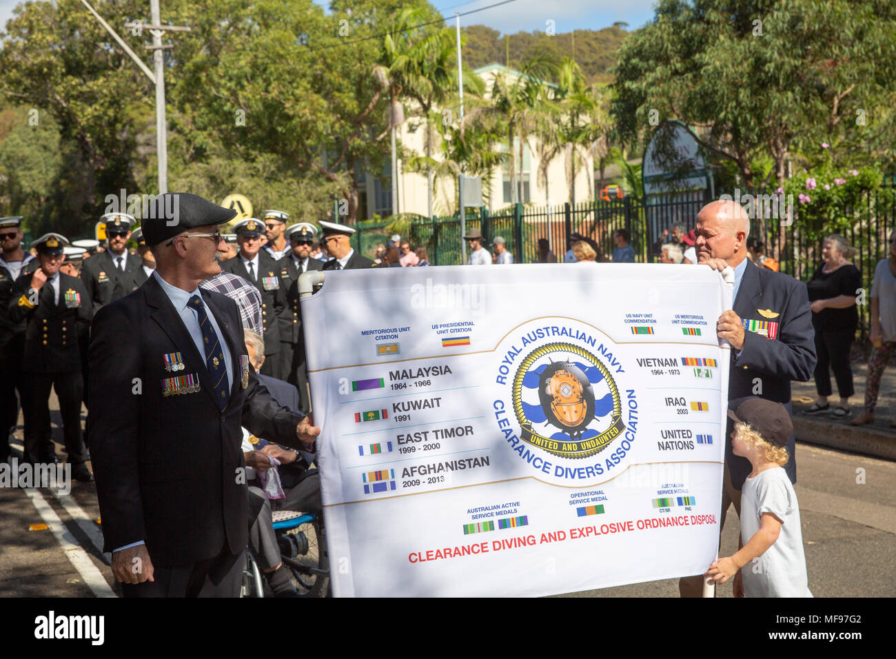 Sydney, Australie. Mercredi 25 avril 2018, Sydney, Australie. Mars et le service de l'ANZAC day à Avalon Beach pour se souvenir de ceux qui ont péri de l'Australian and New Zealand forces de défense dans les conflits du passé. Crédit : martin berry/Alamy Live News Banque D'Images