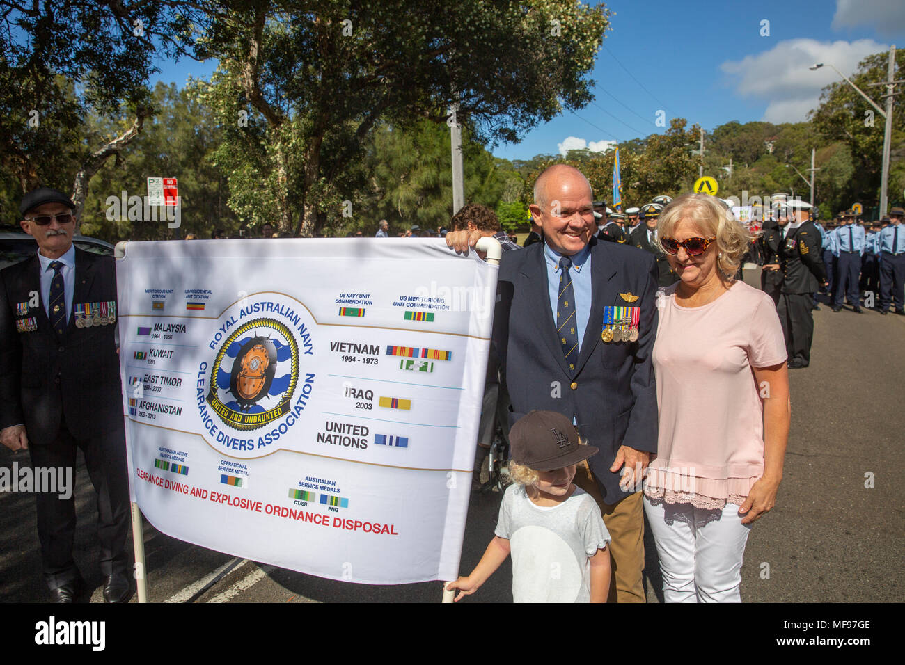 Sydney, Australie. Mercredi 25 avril 2018, Sydney, Australie. Mars et le service de l'ANZAC day à Avalon Beach pour se souvenir de ceux qui ont péri de l'Australian and New Zealand forces de défense dans les conflits du passé. Crédit : martin berry/Alamy Live News Banque D'Images
