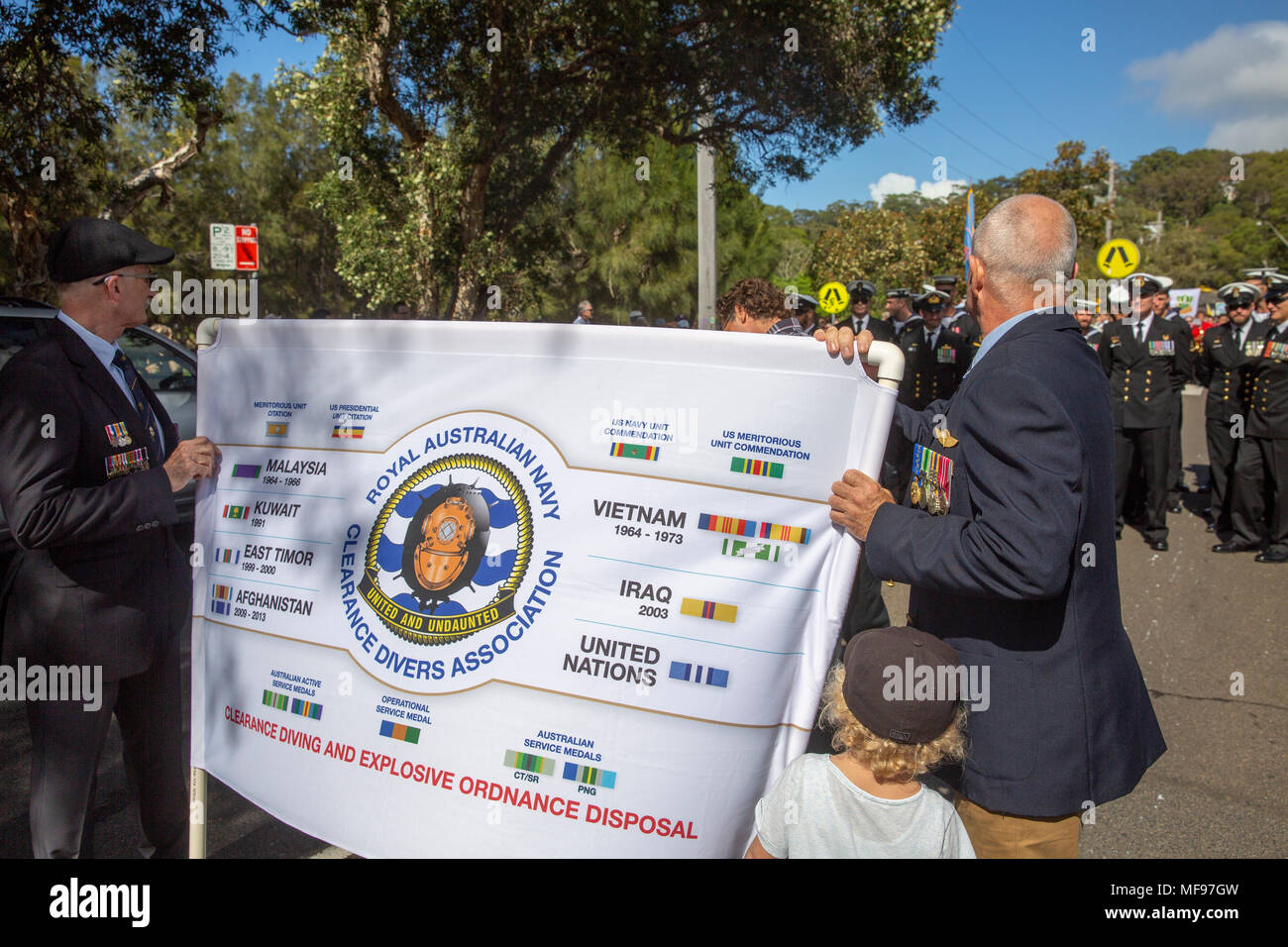 Sydney, Australie. Mercredi 25 avril 2018, Sydney, Australie. Mars et le service de l'ANZAC day à Avalon Beach pour se souvenir de ceux qui ont péri de l'Australian and New Zealand forces de défense dans les conflits du passé. Crédit : martin berry/Alamy Live News Banque D'Images