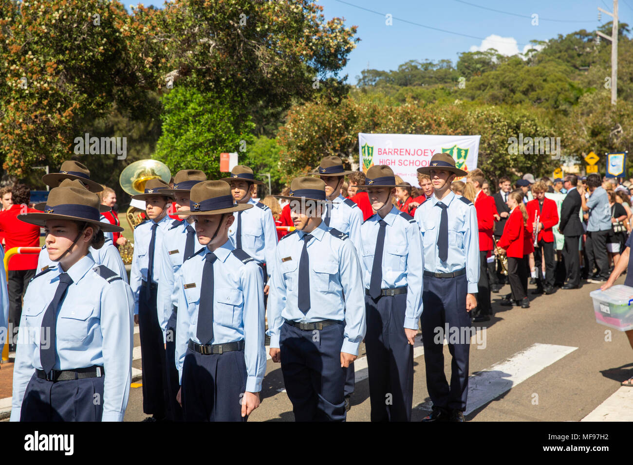 Sydney, Australie. Mercredi 25 avril 2018, Sydney, Australie. Mars et le service de l'ANZAC day à Avalon Beach pour se souvenir de ceux qui ont péri de l'Australian and New Zealand forces de défense dans les conflits du passé. Crédit : martin berry/Alamy Live News Banque D'Images