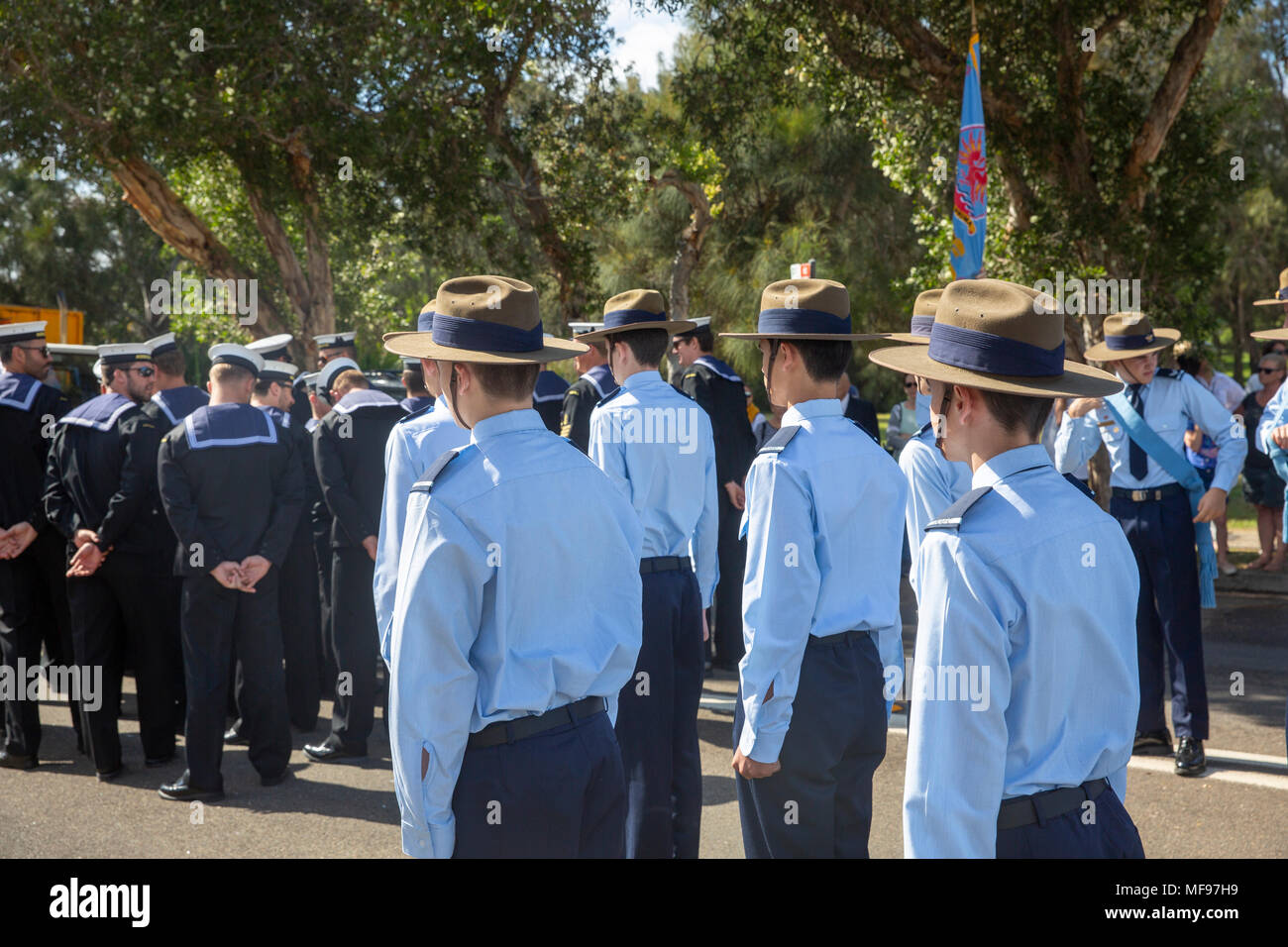 Sydney, Australie. Mercredi 25 avril 2018, Sydney, Australie. Mars et le service de l'ANZAC day à Avalon Beach pour se souvenir de ceux qui ont péri de l'Australian and New Zealand forces de défense dans les conflits du passé. Crédit : martin berry/Alamy Live News Banque D'Images