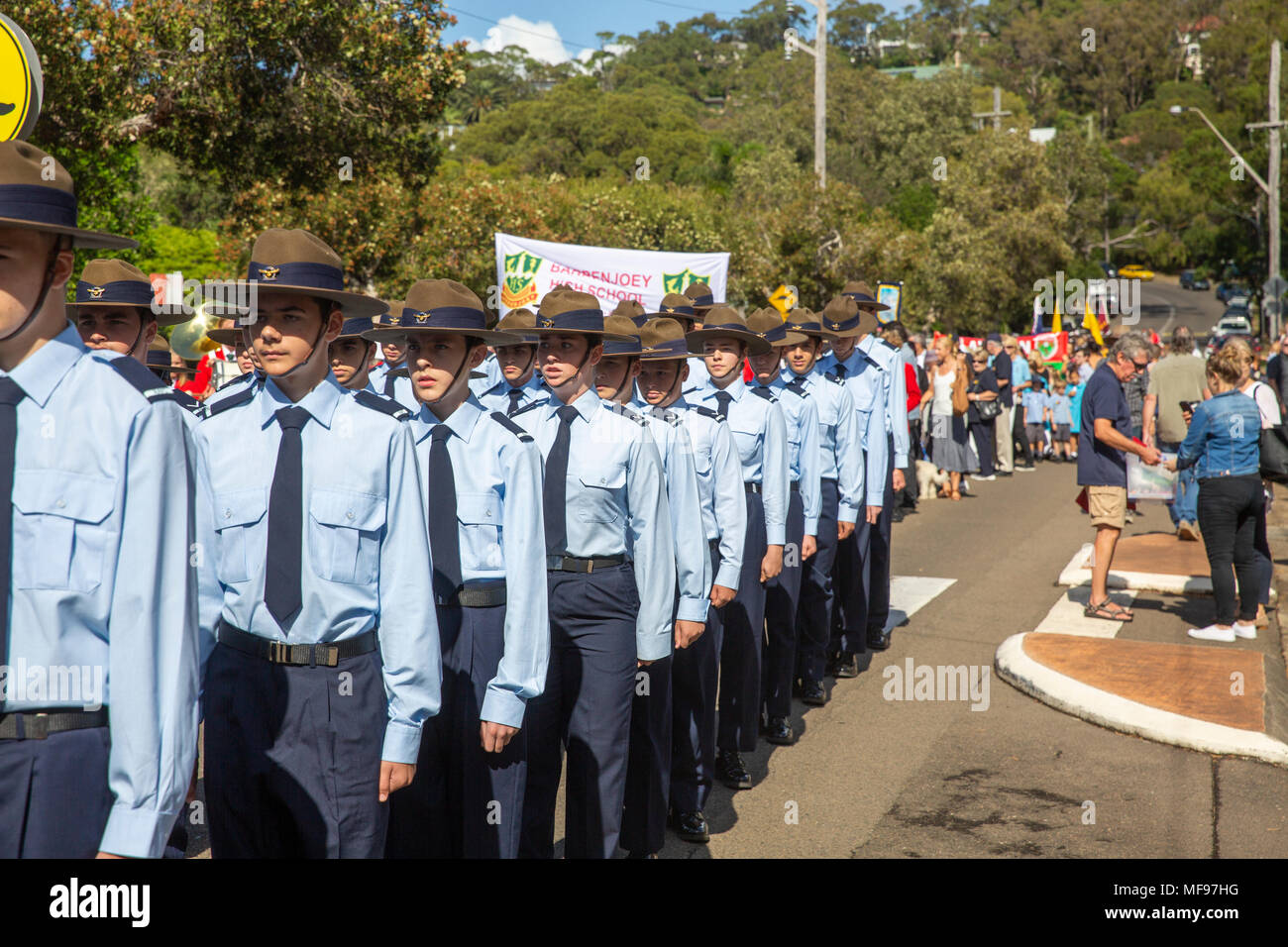 Sydney, Australie. Mercredi 25 avril 2018, Sydney, Australie. Mars et le service de l'ANZAC day à Avalon Beach pour se souvenir de ceux qui ont péri de l'Australian and New Zealand forces de défense dans les conflits du passé. Crédit : martin berry/Alamy Live News Banque D'Images