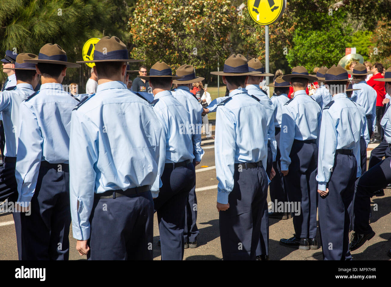 Sydney, Australie. Mercredi 25 avril 2018, Sydney, Australie. Mars et le service de l'ANZAC day à Avalon Beach pour se souvenir de ceux qui ont péri de l'Australian and New Zealand forces de défense dans les conflits du passé. Crédit : martin berry/Alamy Live News Banque D'Images