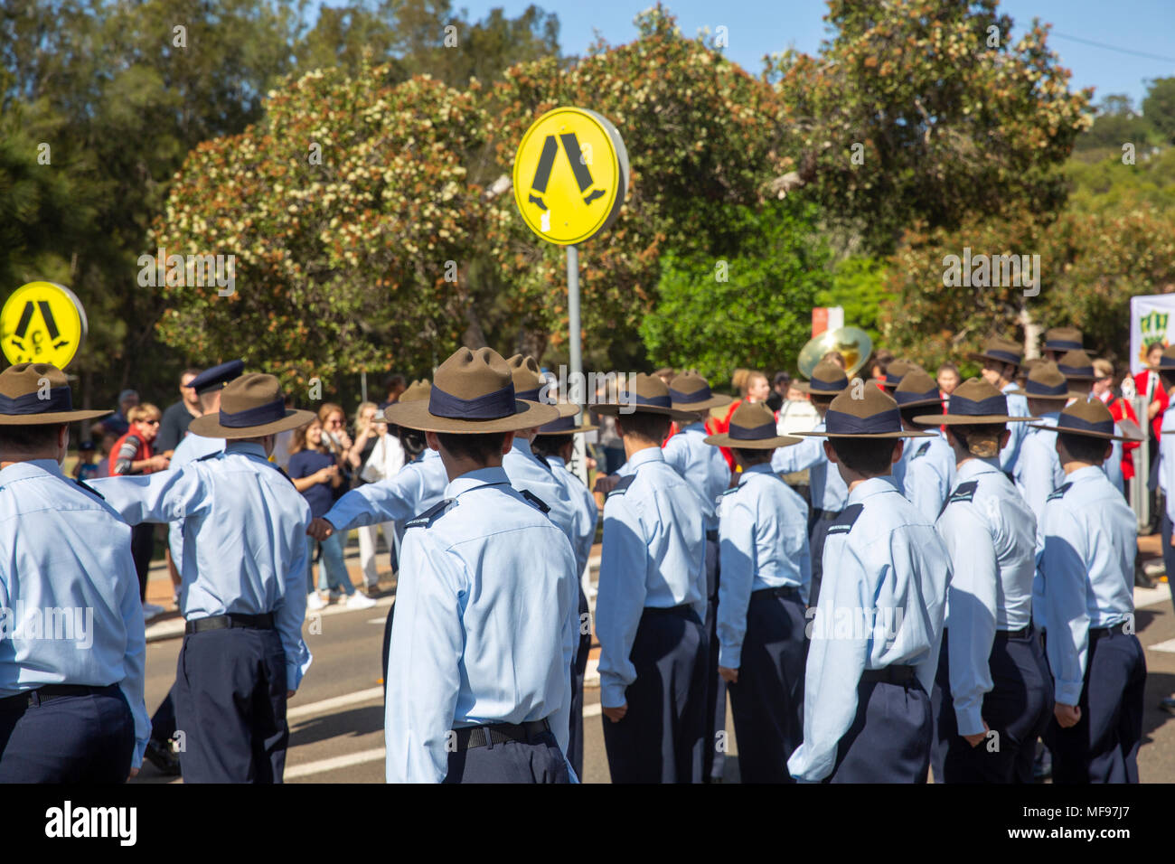 Sydney, Australie. Mercredi 25 avril 2018, Sydney, Australie. Mars et le service de l'ANZAC day à Avalon Beach pour se souvenir de ceux qui ont péri de l'Australian and New Zealand forces de défense dans les conflits du passé. Crédit : martin berry/Alamy Live News Banque D'Images
