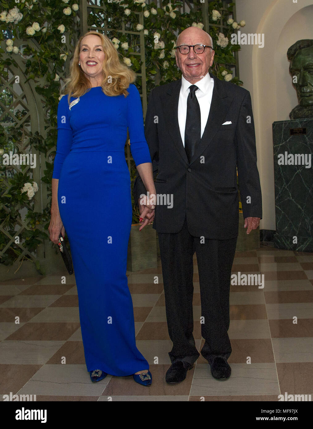 Washington, District de Columbia, Etats-Unis. Apr 24, 2018. Rupert Murdoch et Mme Jerry Murdoch arrivent pour le dîner d'état d'honorer le dîner en l'honneur Le Président Emmanuel Macron de la République française et de Mme Brigitte Macron à la Maison Blanche à Washington, DC le mardi 24 avril, 2018.Credit : Ron Sachs/CNP Crédit : Ron Sachs/CNP/ZUMA/Alamy Fil Live News Banque D'Images