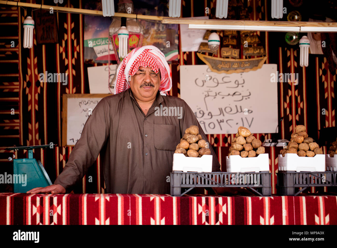 Fagga (truffes du désert) les vendeurs à un marché du voyageur au Koweït. Banque D'Images