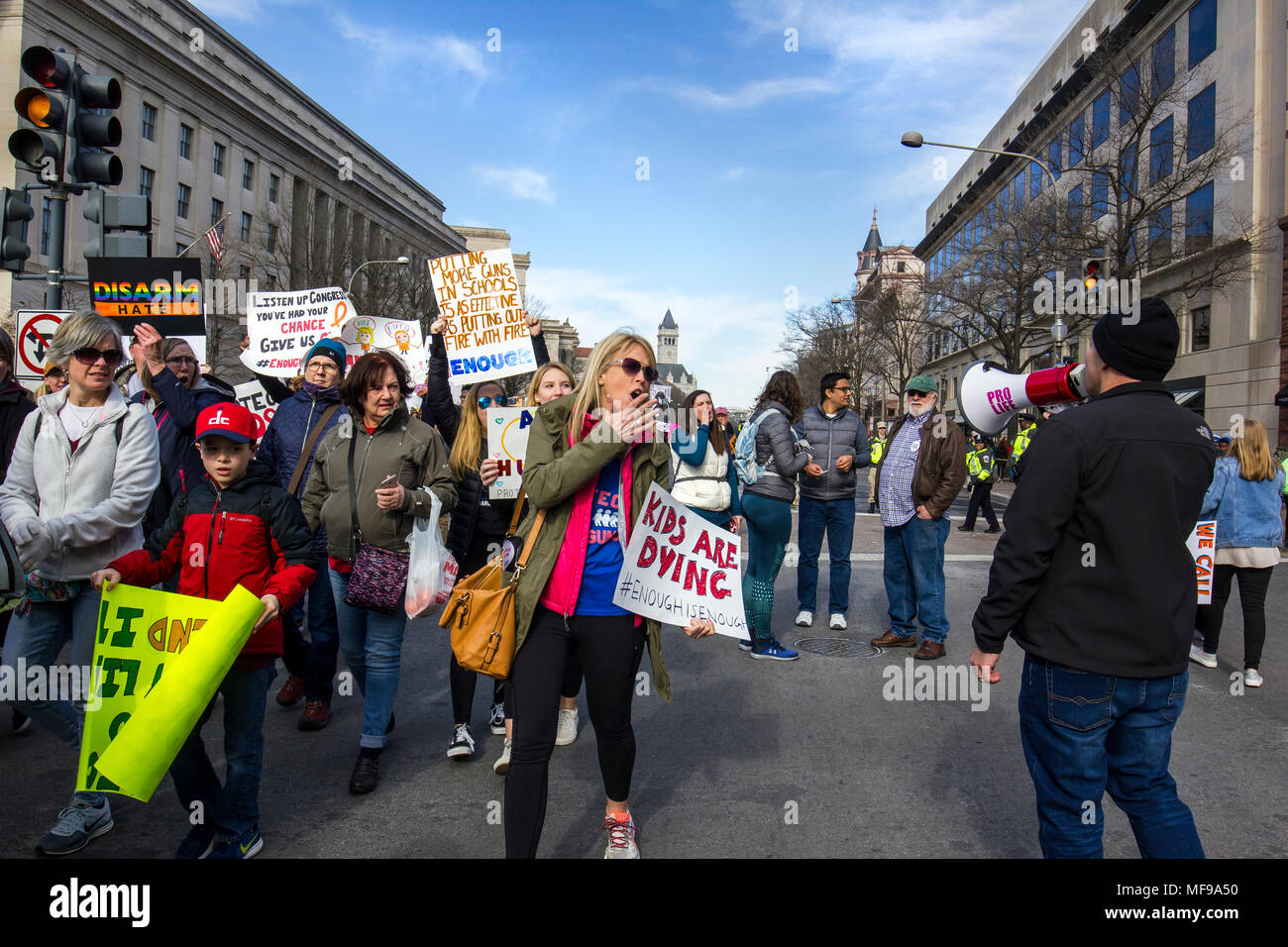 Partisan de la vie solitaire Pro parmi les manifestants en colère pendant la marche pour nos vies rassemblement contre la violence par arme à feu le 24 mars 2018 à Washington, DC. Banque D'Images