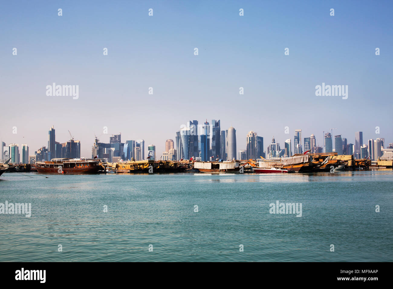 Le Doha West Bay skyline avec de l'eau et des bateaux dhow en premier plan, la prise du port. Banque D'Images