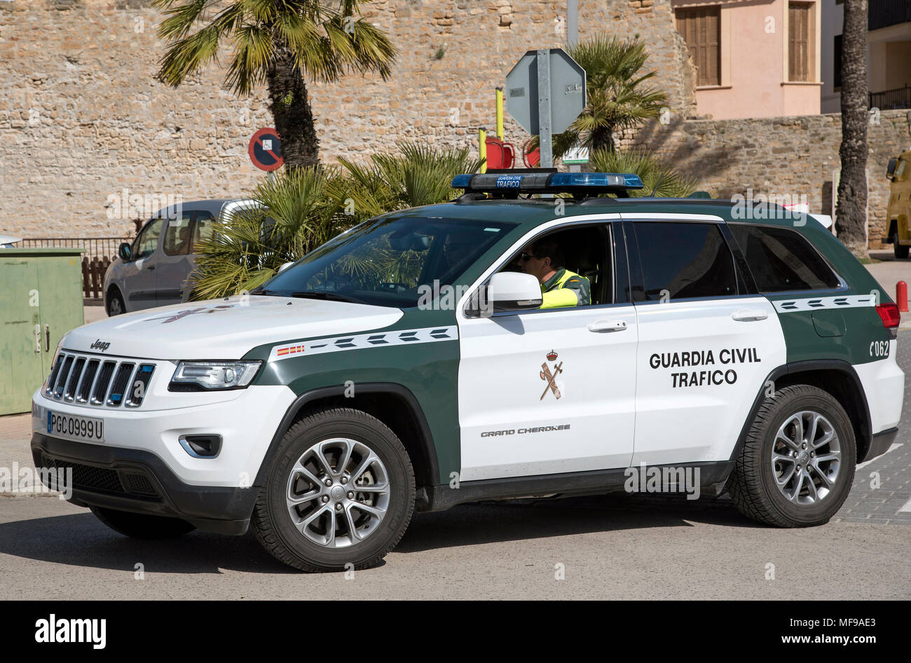 Alcudia, Majorque, Espagne. En 2018. Des agents de la circulation dans un livre vert et blanc guadia voiture de police de la circulation Banque D'Images