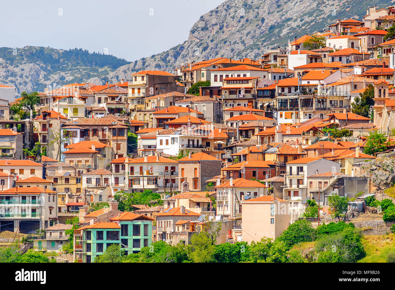 Maisons De Arachova Grece Un Village Sur Les Flancs Verdoyants Du Mont Parnasse Montagne Grece Photo Stock Alamy