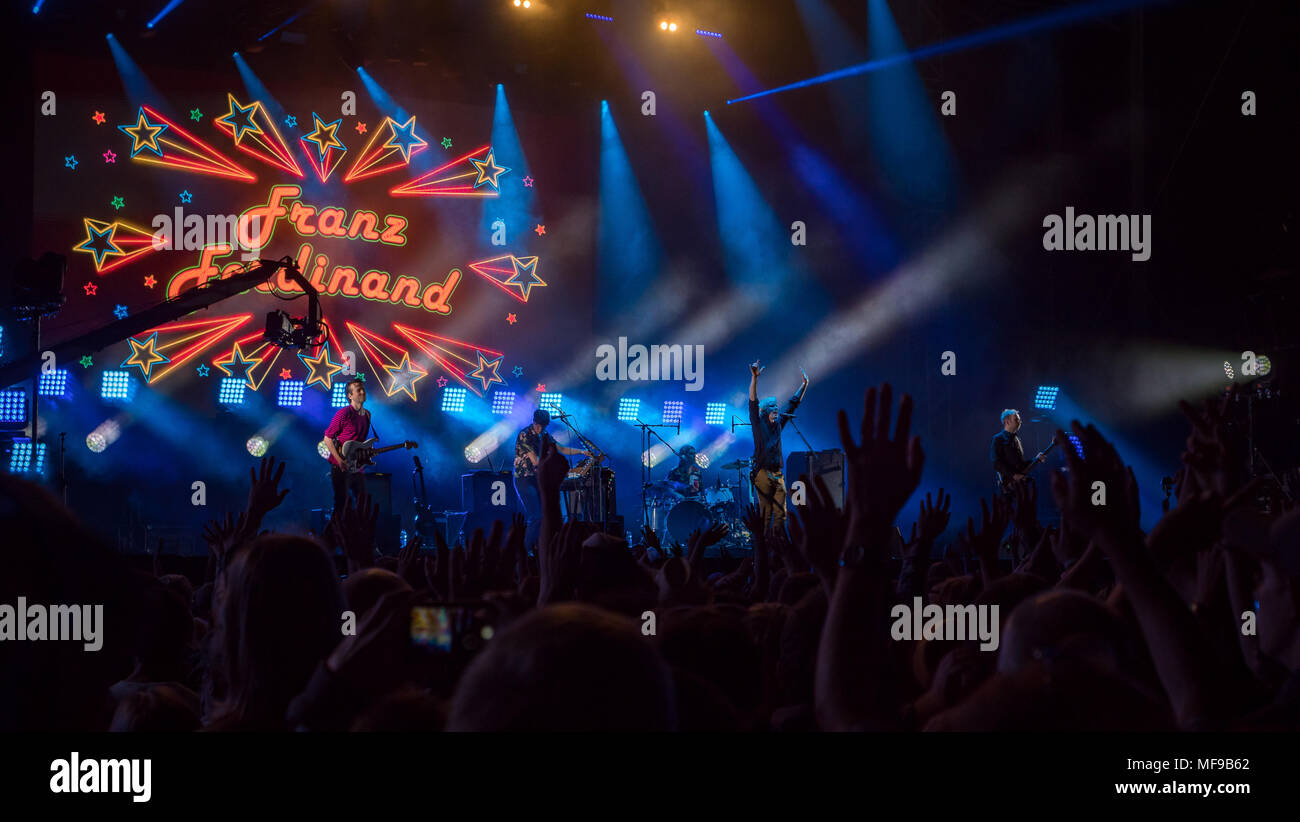 Franz Ferdinand sur scène dimanche soir sur la scène principale au Festival 2017 victorieux Banque D'Images