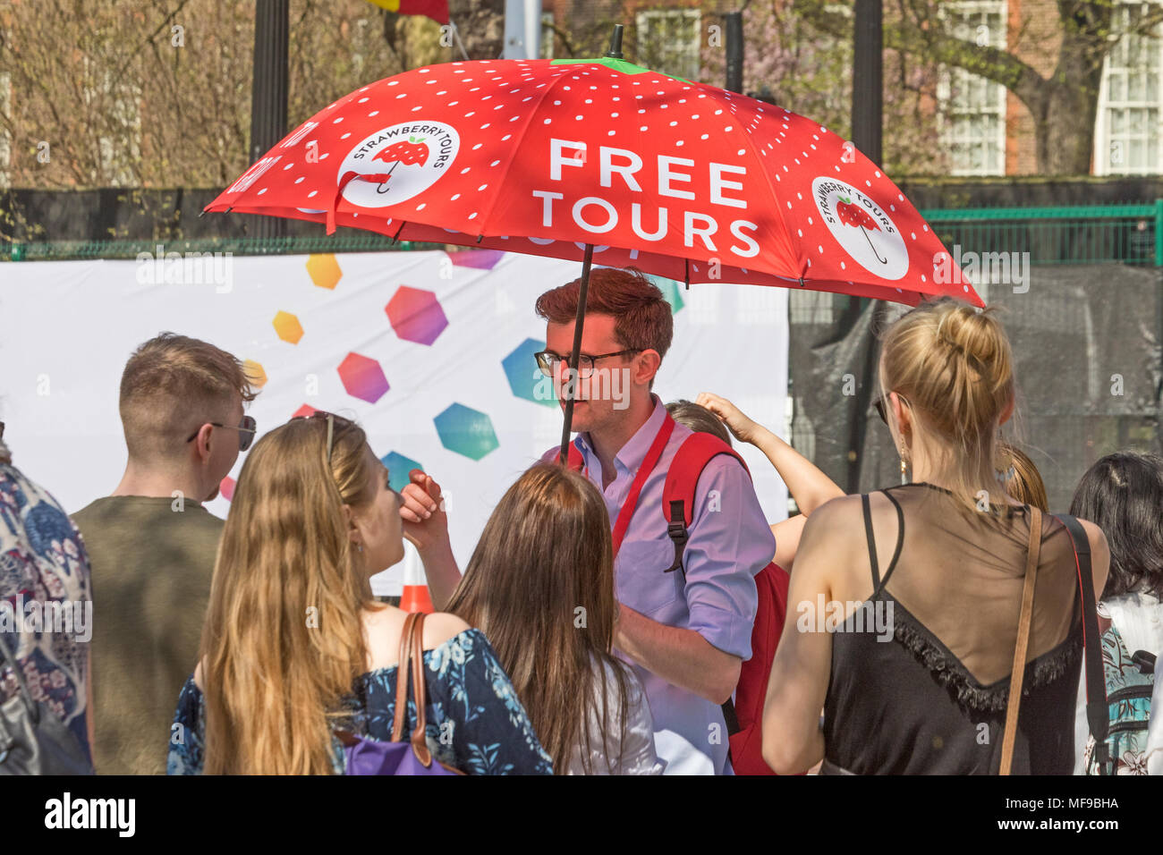 Londres, Westminster. Un guide touristique dans le centre commercial avec un public de touristes au moment de la Conférence du Commonwealth à Londres en avril 2018 Banque D'Images