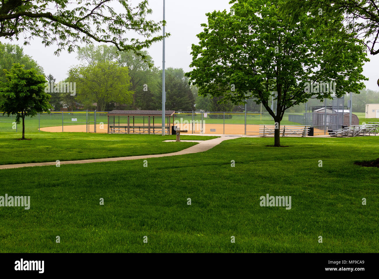 Le softball vous attend de meilleures conditions météorologiques et beaucoup de jeux Banque D'Images