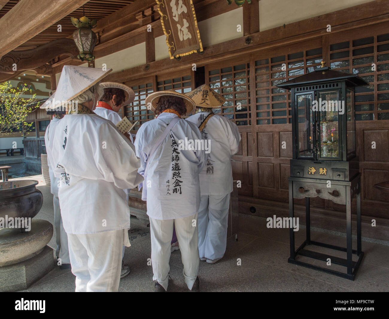 Un groupe de pèlerins priaient à Kanjizaiji henro, temple 88 pèlerinage de Shikoku, Kochi, Shikoku, Japon Banque D'Images