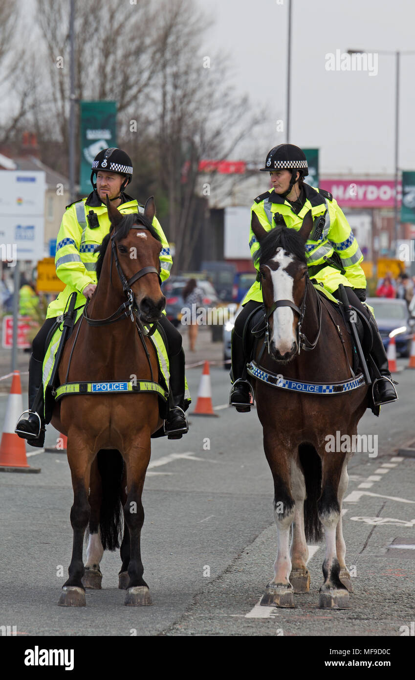 La montée des agents de police en service à la réunion Grand National Aintree à Liverpool en 2018 Banque D'Images