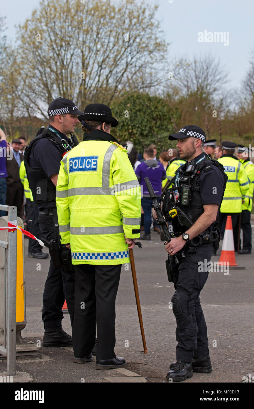 Les agents de police lourdement armées UK en service à la réunion Grand National Aintree en 2018 Banque D'Images