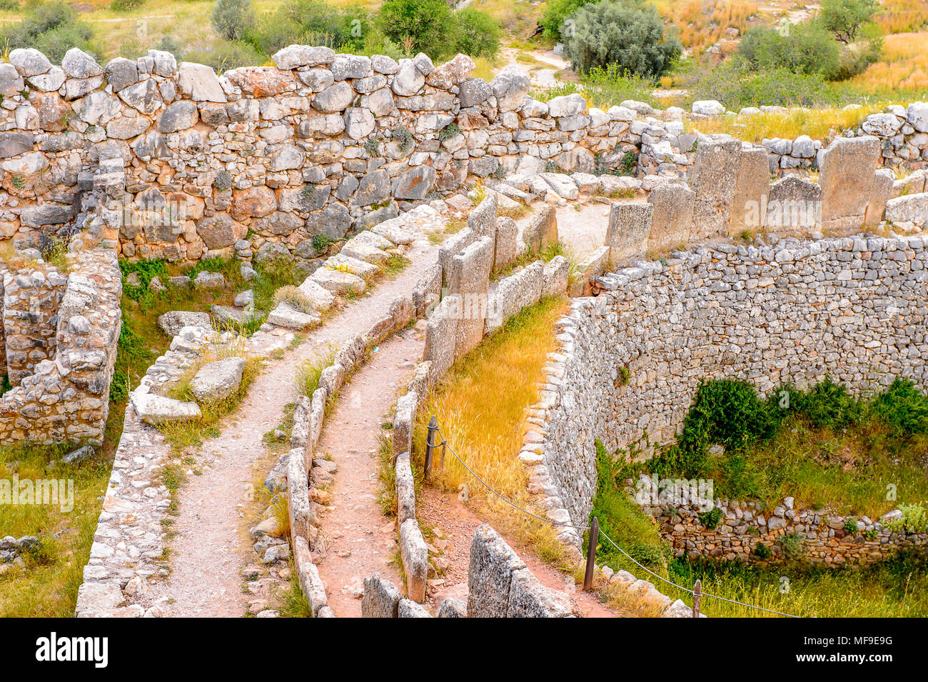 Rampe de Mycènes, grand centre de la civilisation grecque, Péloponnèse, Grèce. Mycènes est un célèbre site archéologique en Grèce. Patrimoine mondial de l'UNESCO s'asseoir Banque D'Images Rampe de Mycènes, grand centre de la civilisation grecque, Péloponnèse, Grèce. Mycènes est un célèbre site archéologique en Grèce. Patrimoine mondial de l'UNESCO s'asseoir Banque D'Images