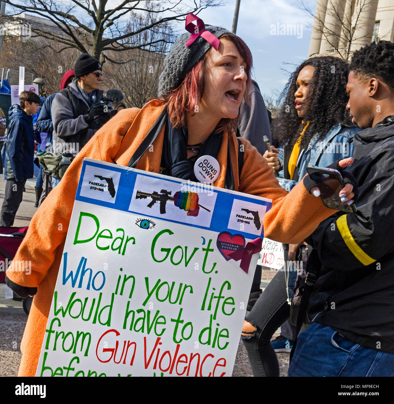 Un manifestant en colère se trouve confrontée à une vie solitaire Pro au cours de la Marche pour soutenir notre vie rassemblement contre la violence par arme à feu le 24 mars 2018 à Washington, DC. Banque D'Images