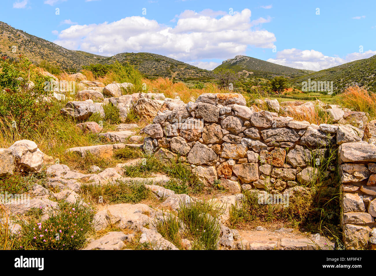 D'anciennes ruines de Mycènes, centre de la civilisation grecque, Péloponnèse, Grèce. Mycènes est un célèbre site archéologique en Grèce. UNESCO World Heritage Banque D'Images D'anciennes ruines de Mycènes, centre de la civilisation grecque, Péloponnèse, Grèce. Mycènes est un célèbre site archéologique en Grèce. UNESCO World Heritage Banque D'Images