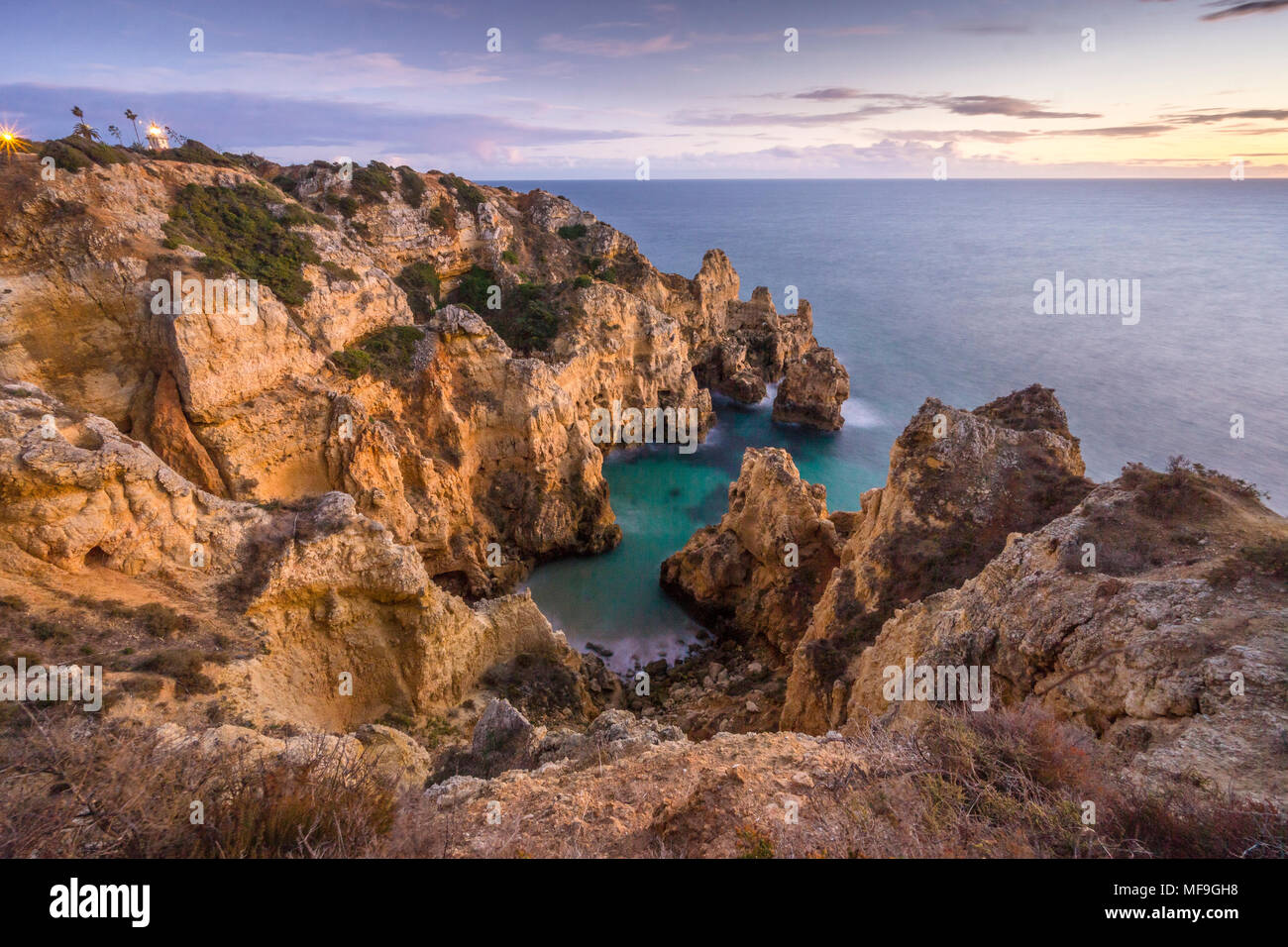 De superbes falaises au coucher du soleil à Ponta da Piedade par l'océan Atlantique, Lagos, Algarve, Portugal Banque D'Images