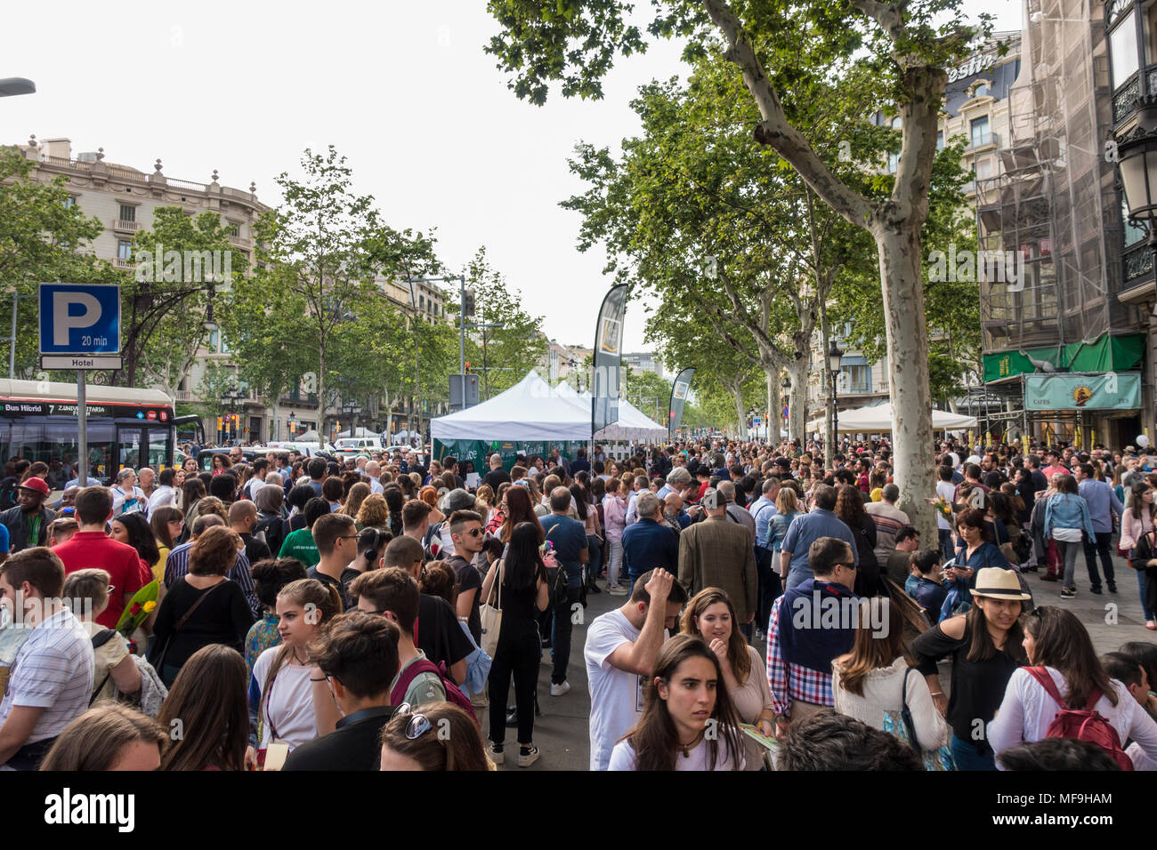 Barcelone, Espagne. 23 avril 2018 : Diada de Sant Jordi ou le jour de l'ouvrage, une célèbre fête catalane. Foule de gens anonymes marche sur Passei Banque D'Images