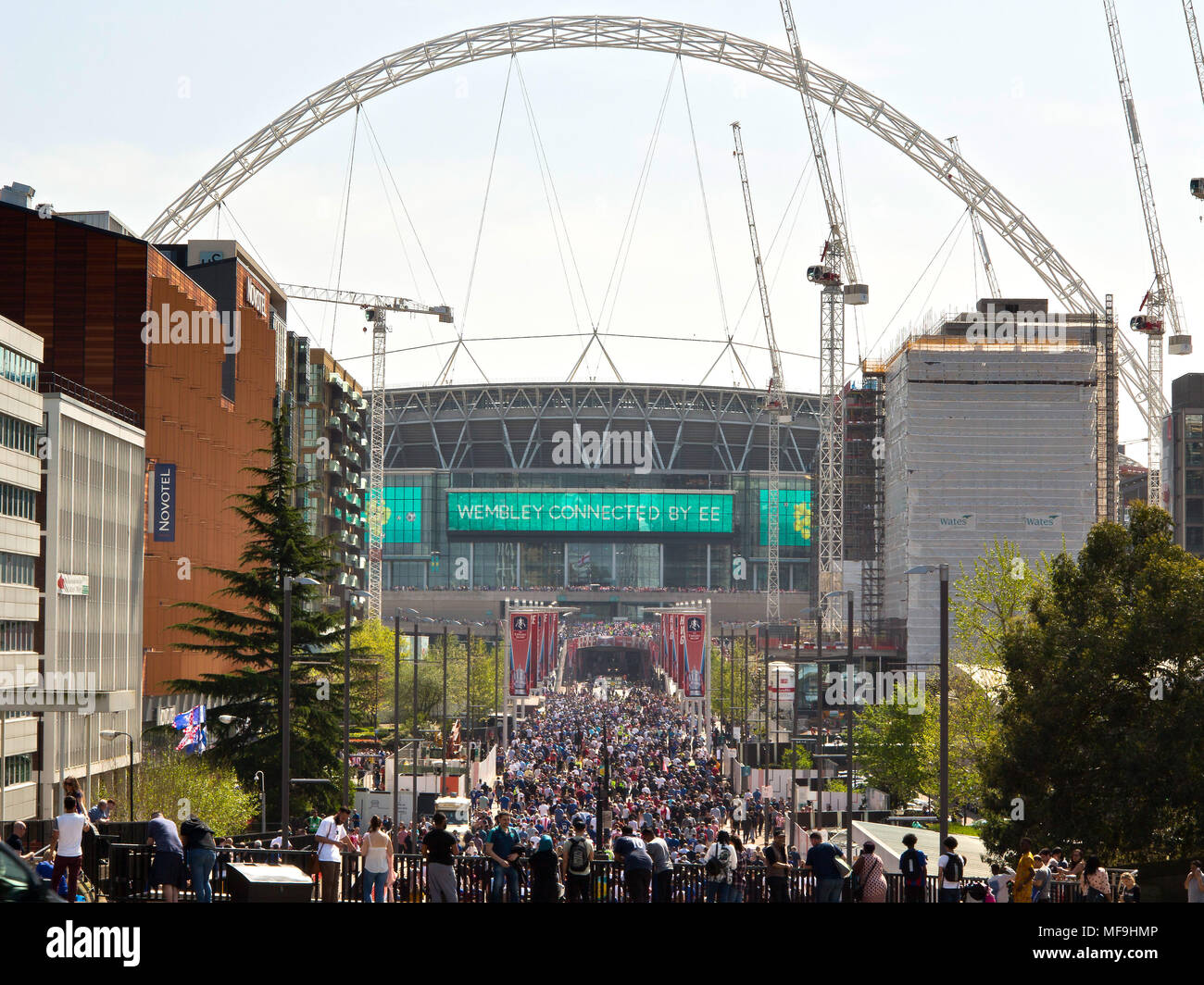 22/4/2018 Wembley, London, UK Football fans s'accumuler autour du célèbre stade de Wembley sur Empire Way, en route pour la demi-finale de la FA Cup. Banque D'Images