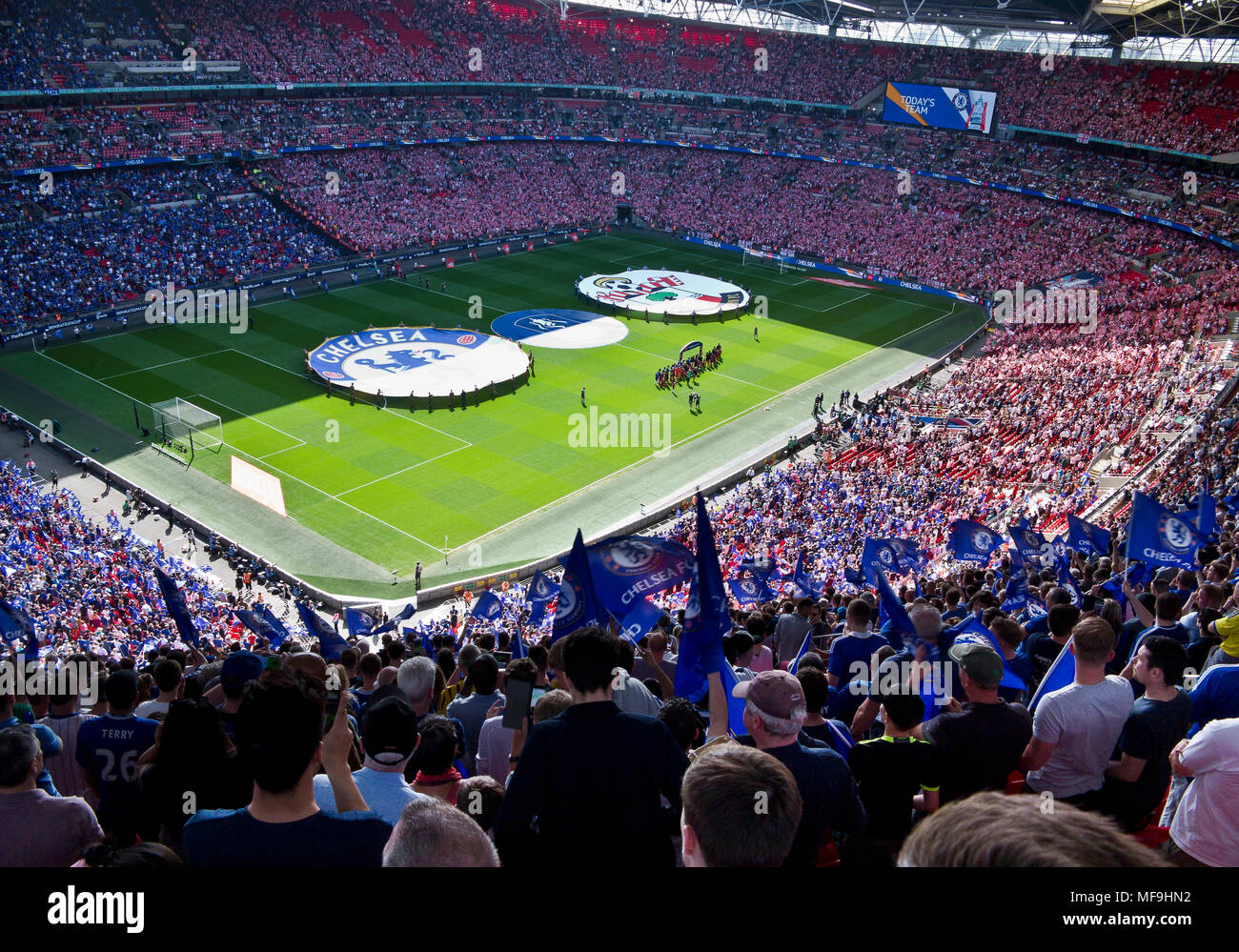 21/4/2018 Wembley, London, UK Fans saluer leurs équipes dans le stade de Wembley, pour la demi-finale de la FA Cup entre Chelsea FC. et Southampton Banque D'Images