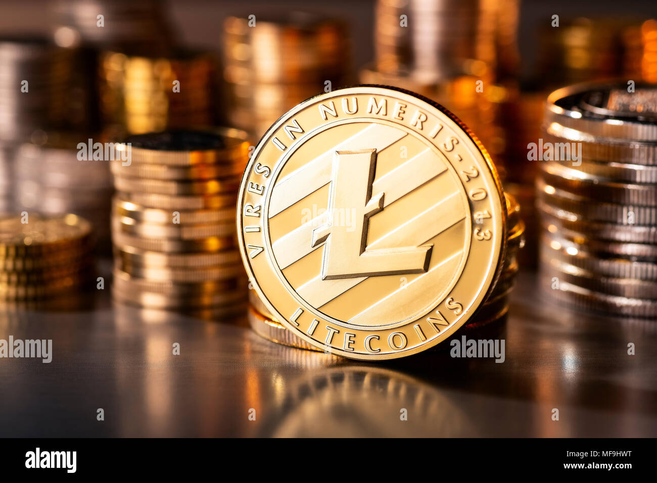 Pièce de monnaie de la crypto-Litecoin avec plusieurs piles de pièces dans l'arrière-plan Banque D'Images