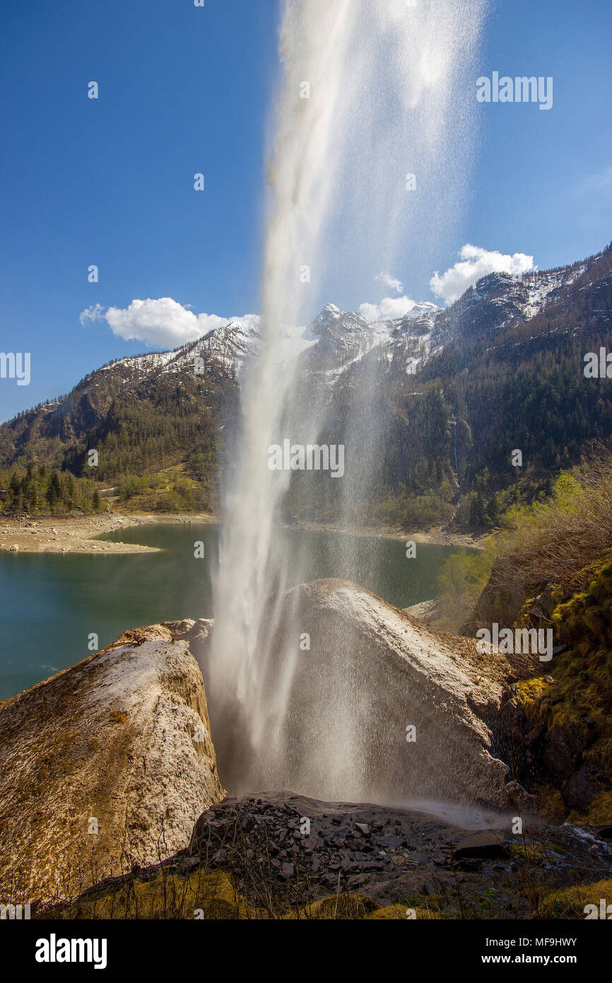 Une belle vue sur la cascade du lac d'Antrona, Lago di Antrona, Piemonte, Italie Banque D'Images